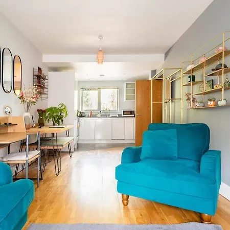 Bright & Spacious Harbourside Flat Bristol