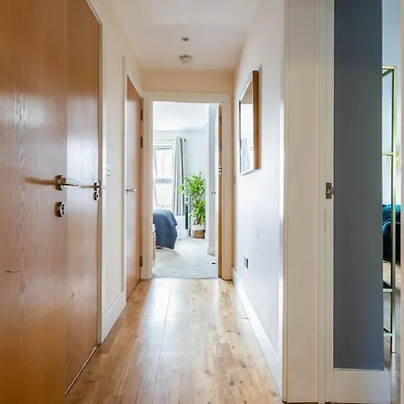 Bright & Spacious Harbourside Flat