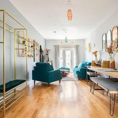 Bright & Spacious Harbourside Flat *