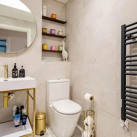 Bright & Spacious Harbourside Flat *
